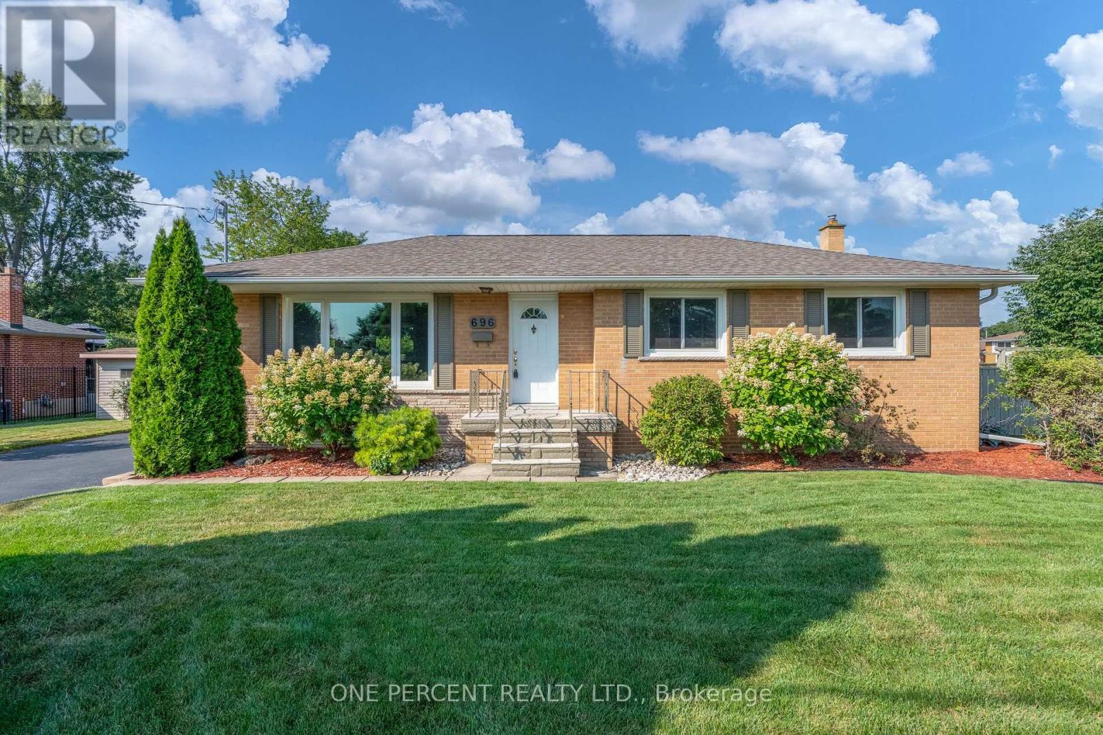 Photo 21 of 696 Peele Boulevard, Burlington ON