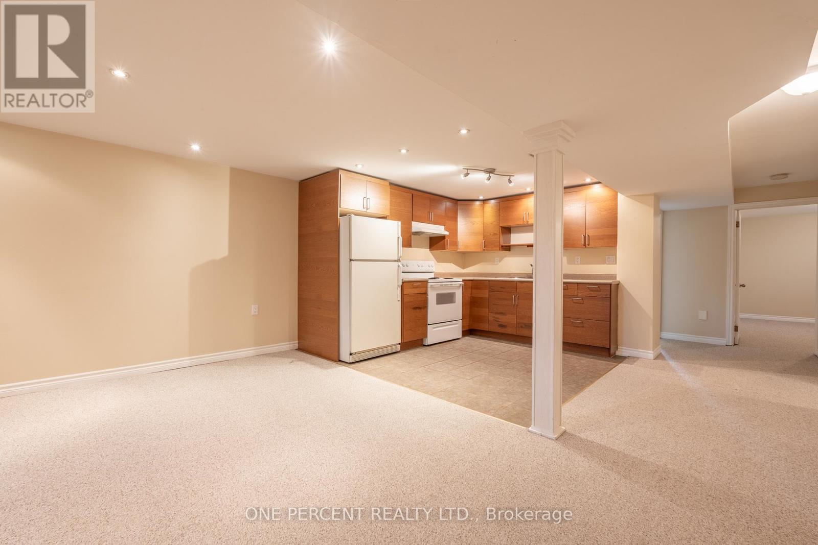 Photo 11 of 696 Peele Boulevard, Burlington ON