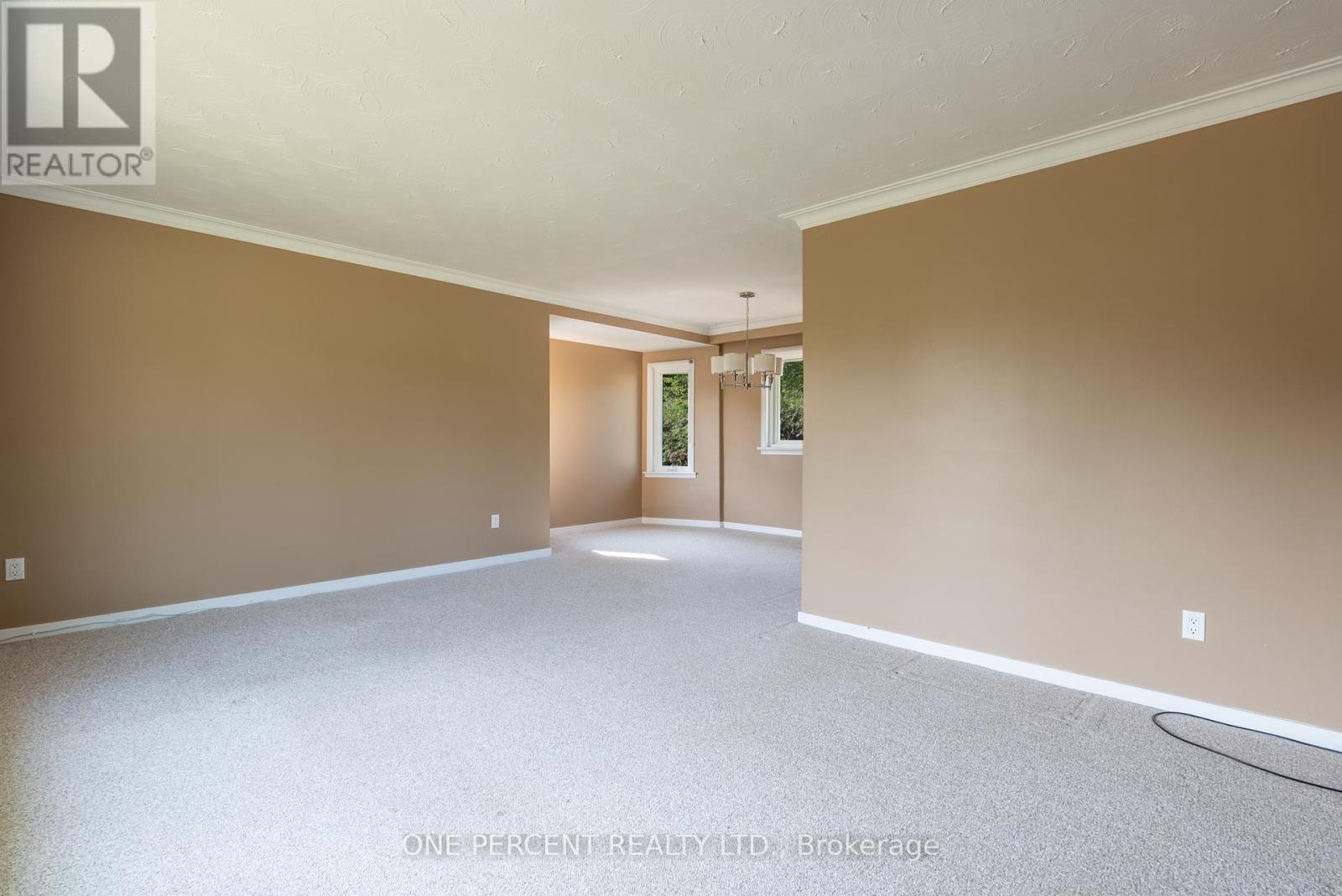 Photo 15 of 696 Peele Boulevard, Burlington ON