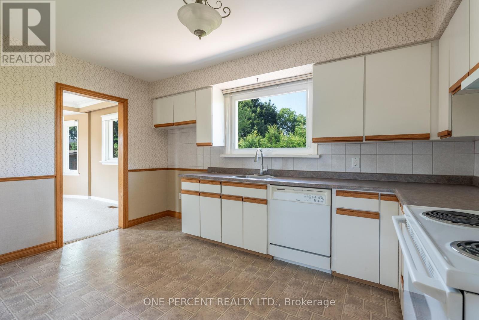 Photo 18 of 696 Peele Boulevard, Burlington ON
