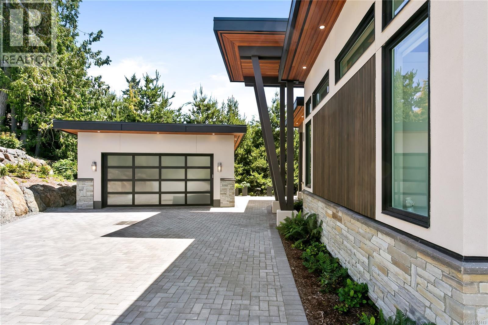 7510 Ocean Park Pl, Sooke