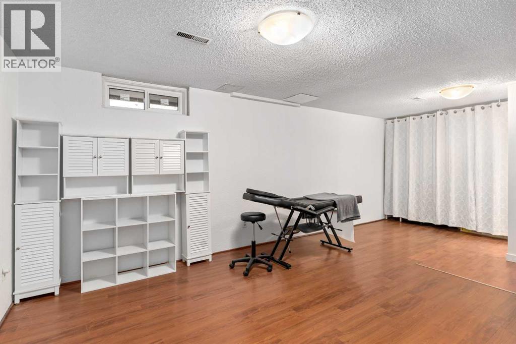 Single Family House for Sale in   Oakmoor Drive SW Palliser Calgary 