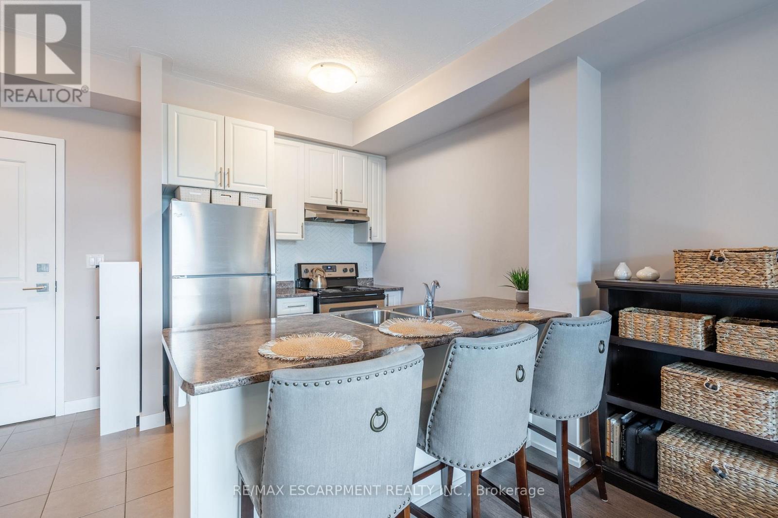 Photo 35 of 313 35 Southshore Crescent, Hamilton ON