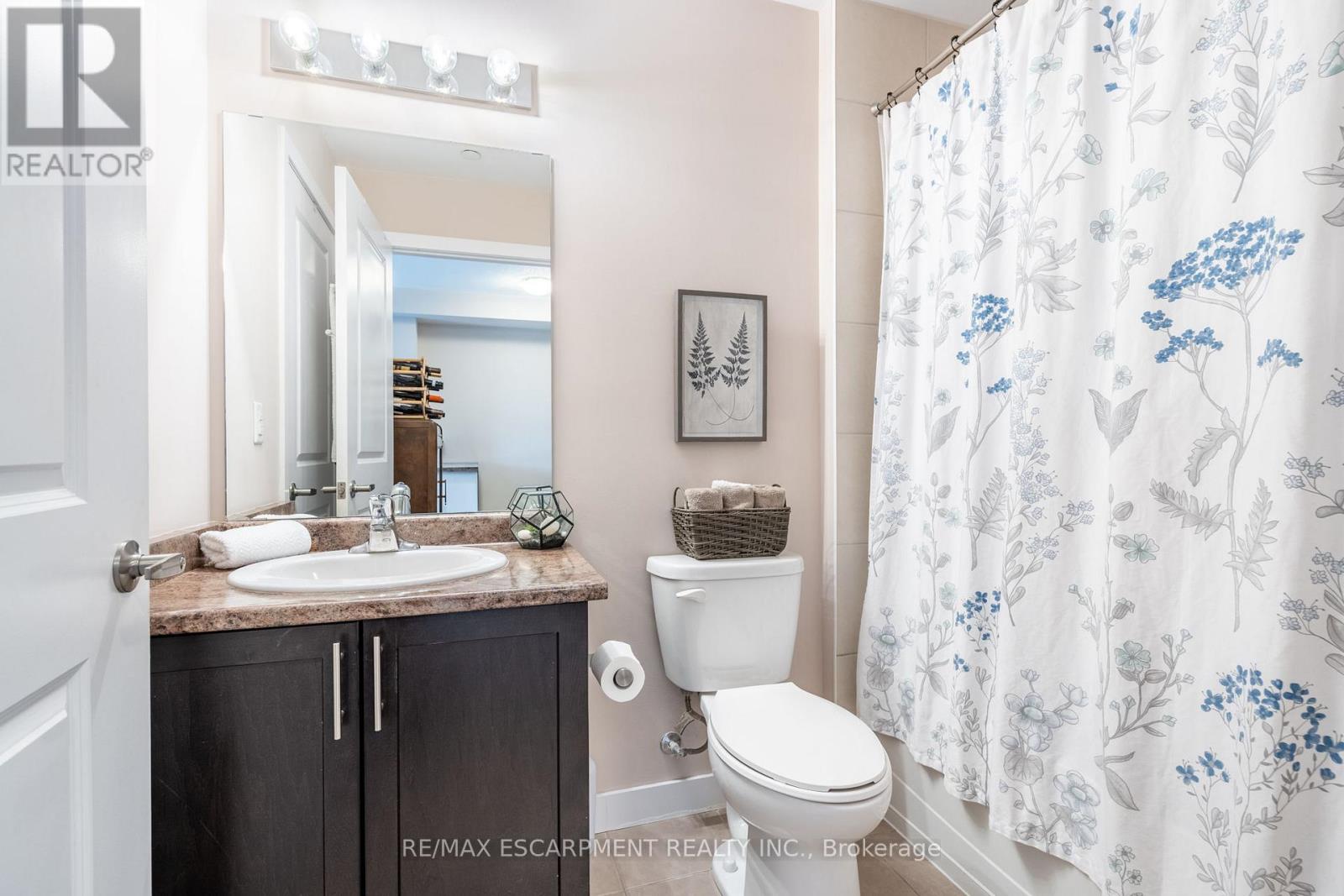 Photo 3 of 313 35 Southshore Crescent, Hamilton ON