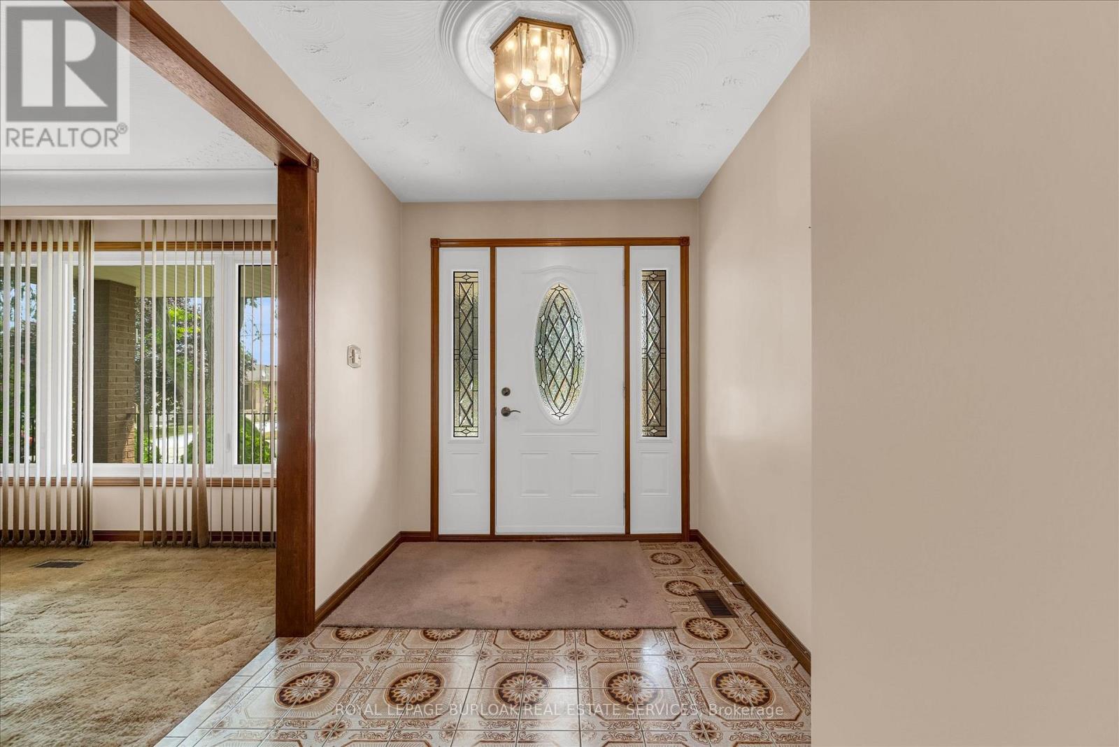 Photo 4 of 120 Ravenbury Drive, Hamilton ON