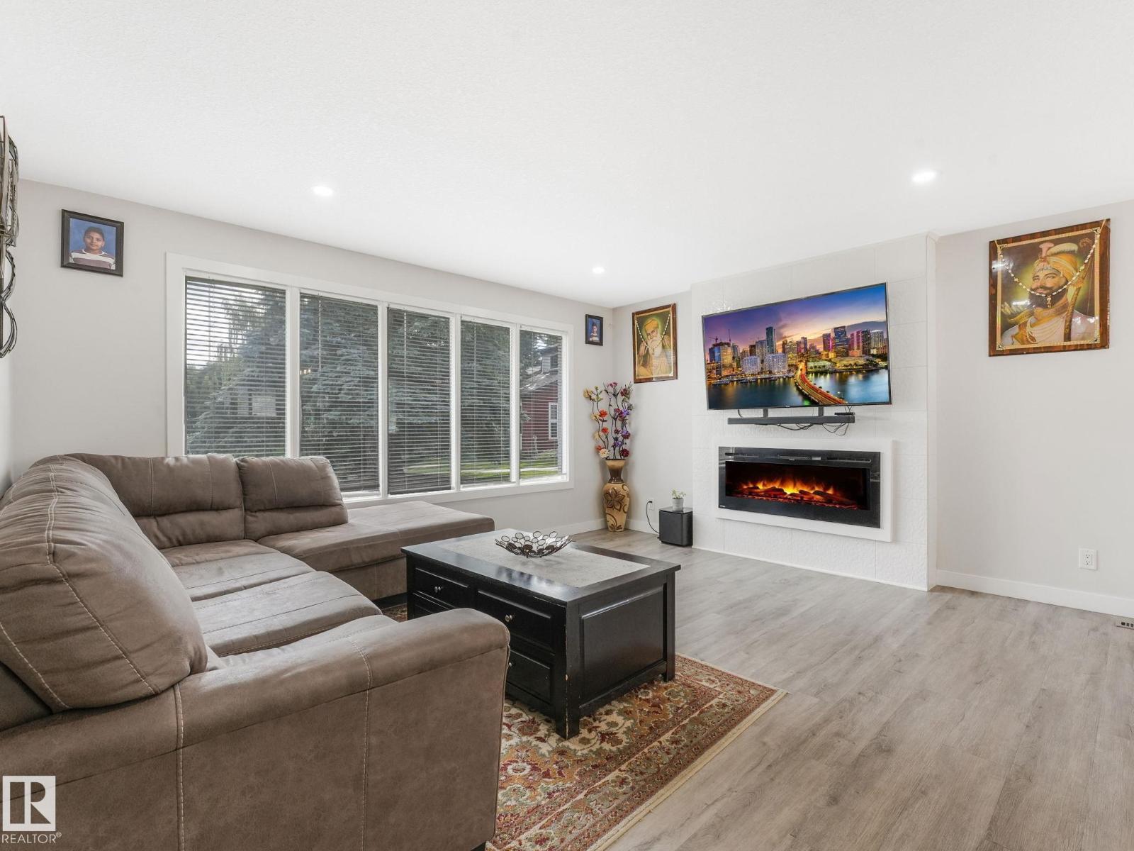 Photo 15 of 1704 53 St Nw, Edmonton AB