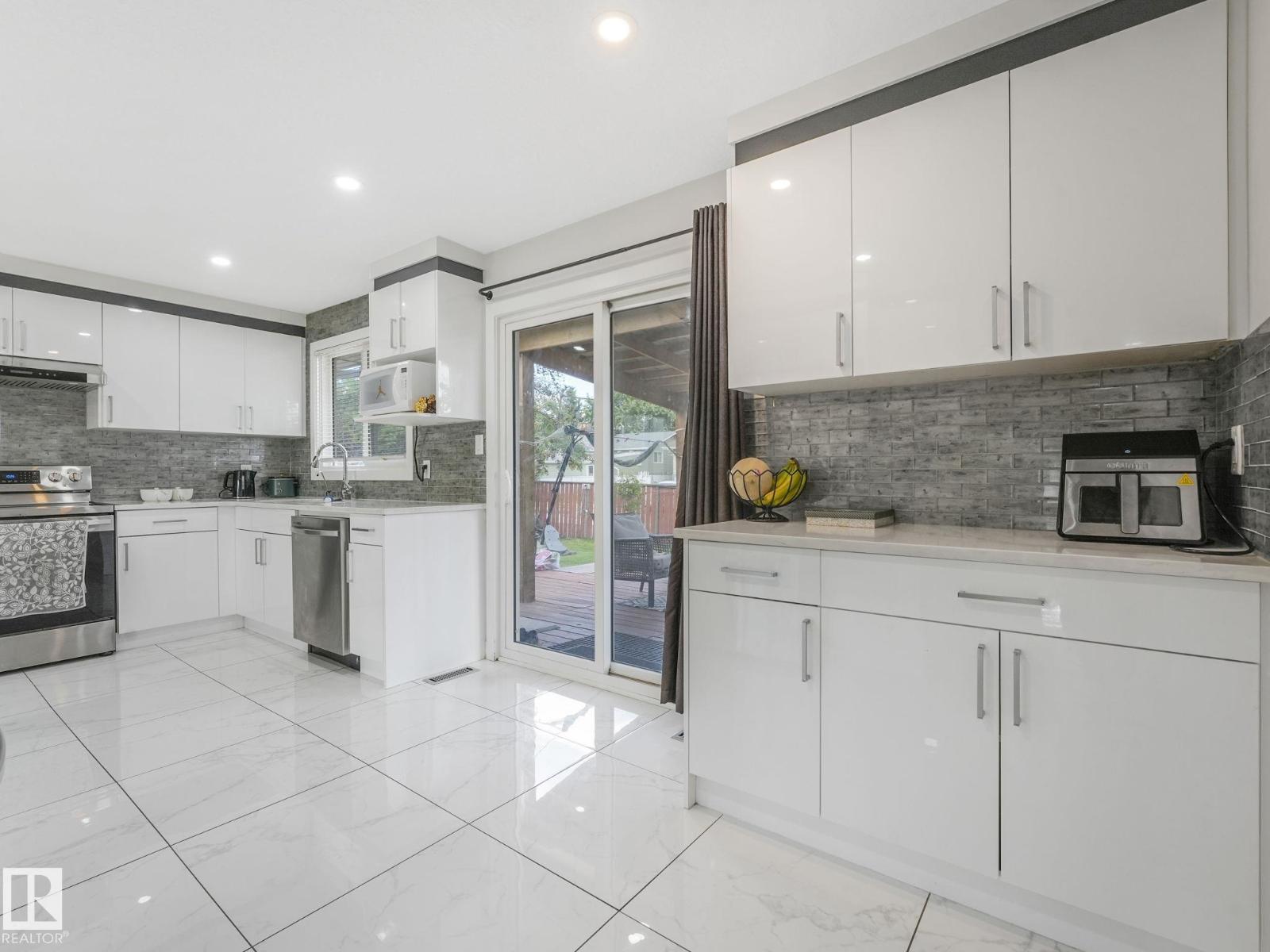Photo 11 of 1704 53 St Nw, Edmonton AB