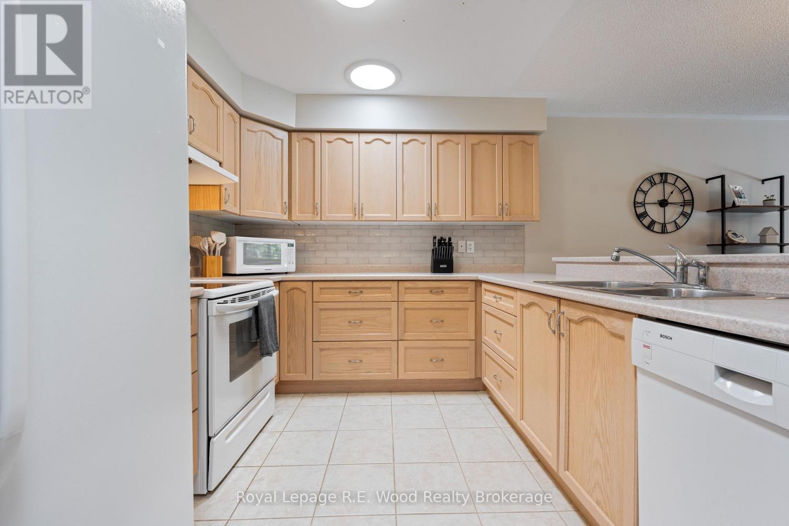Photo 18 of 39 South Drive, Norfolk ON