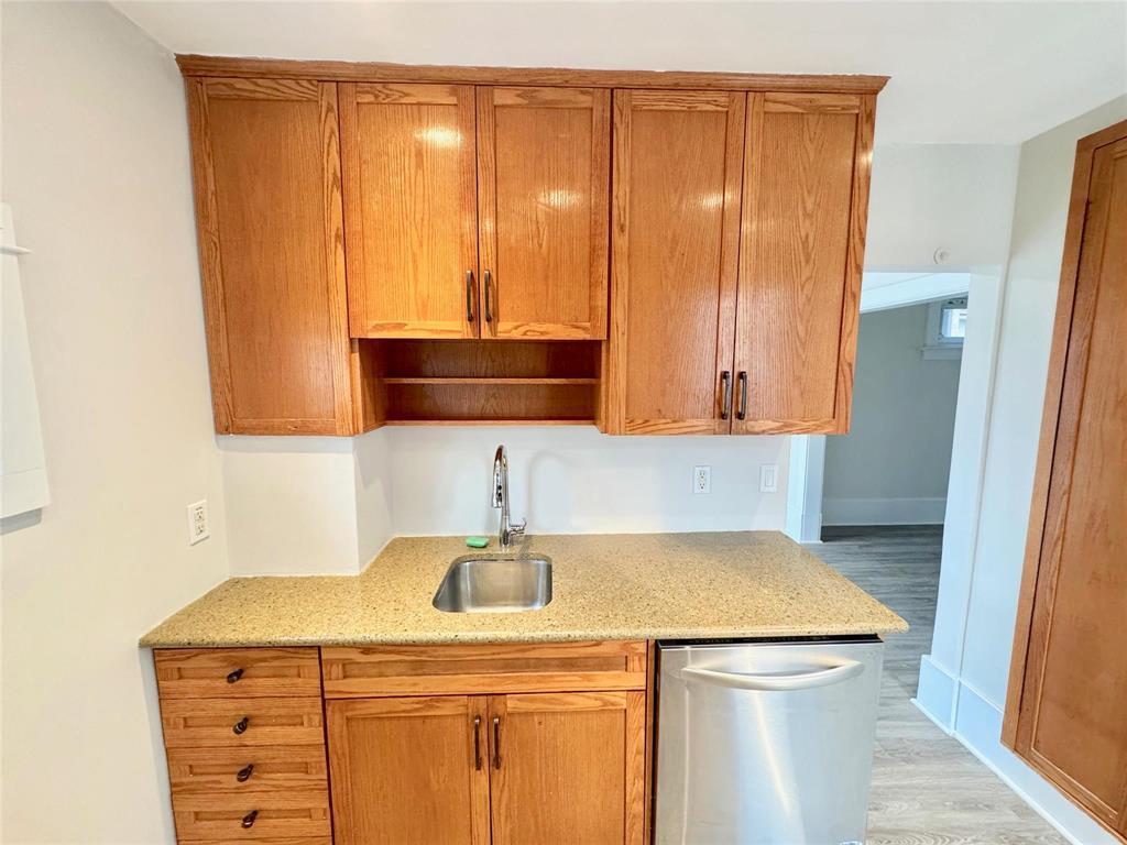 Photo 10 of 1610 Elgin Avenue W, Winnipeg MB