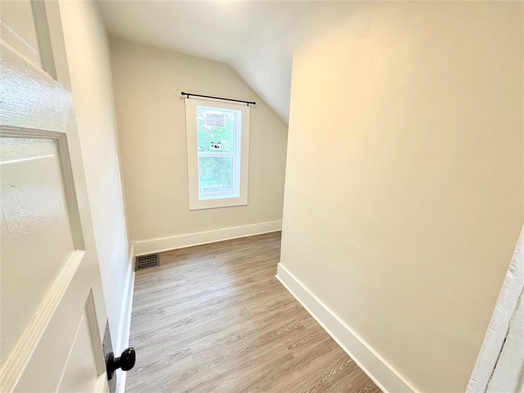 Photo 20 of 1610 Elgin Avenue W, Winnipeg MB