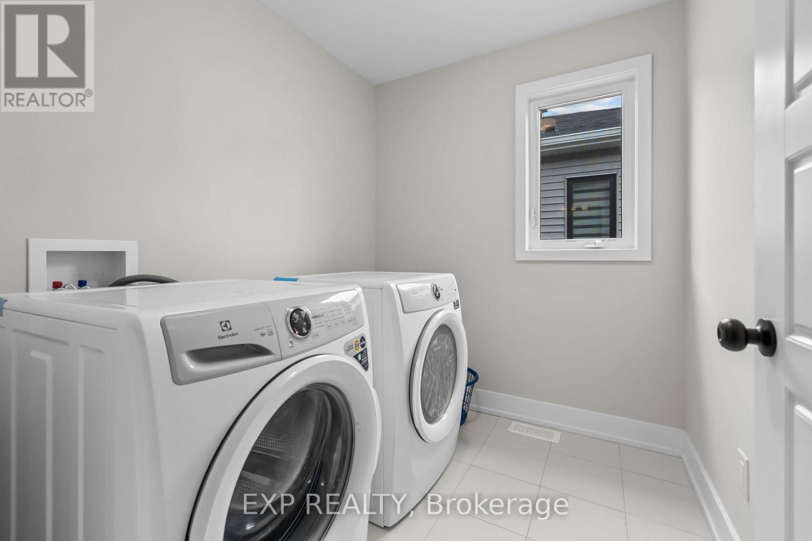 Photo 8 of 288 Billrian Crescent, Ottawa ON