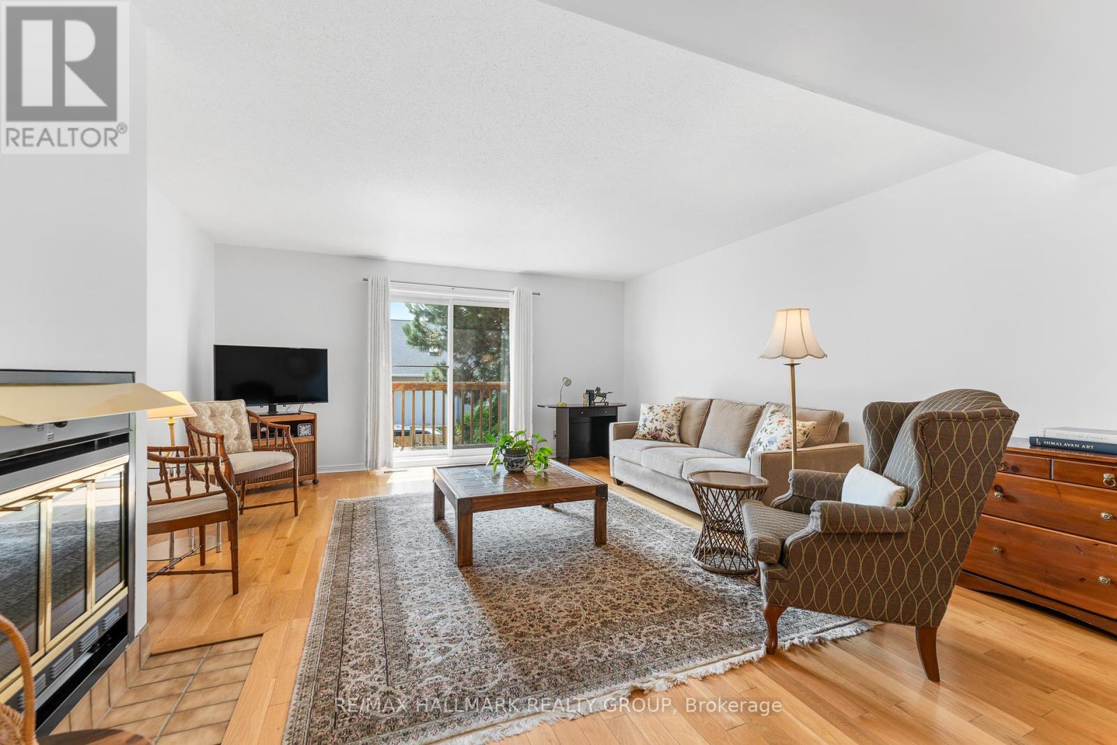 Photo 8 of 1916 Russell Road, Ottawa ON