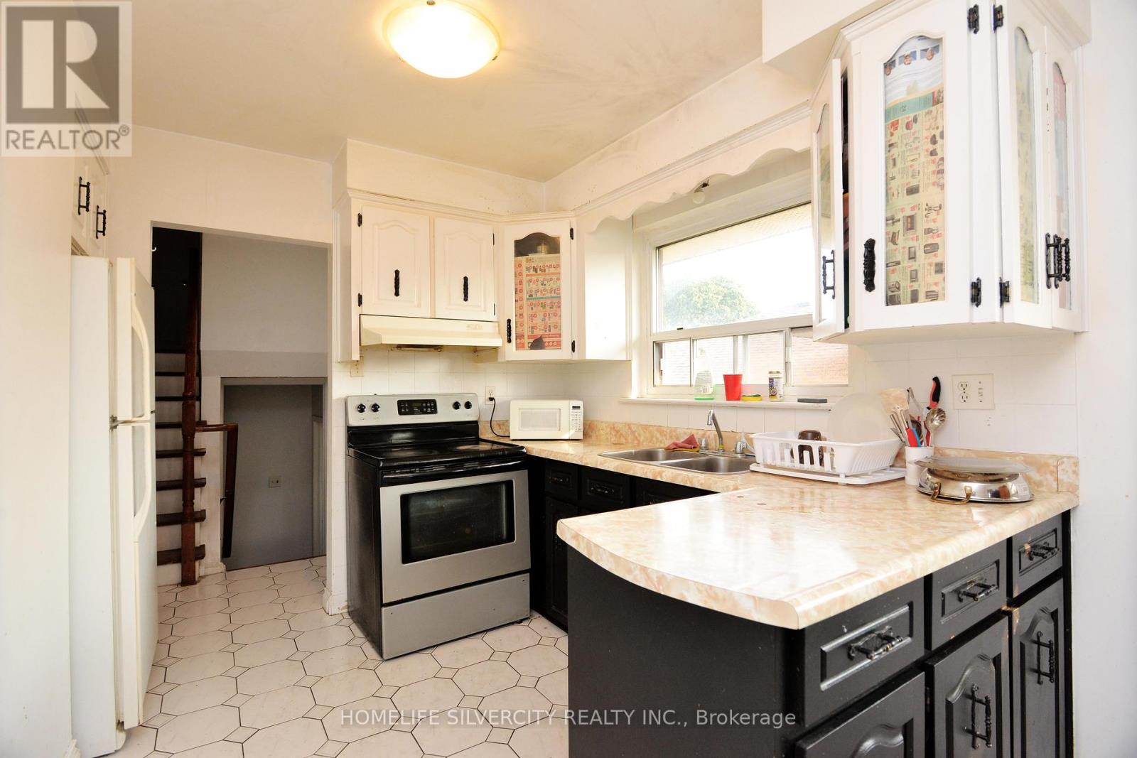 Photo 13 of 88 Ardglen Drive, Brampton ON