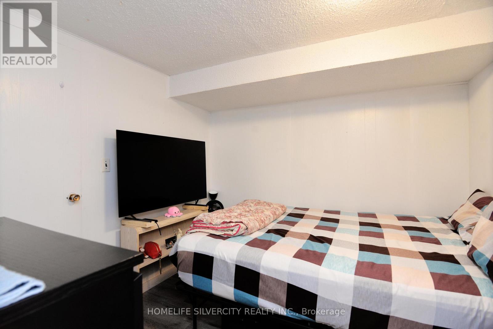 Photo 35 of 88 Ardglen Drive, Brampton ON