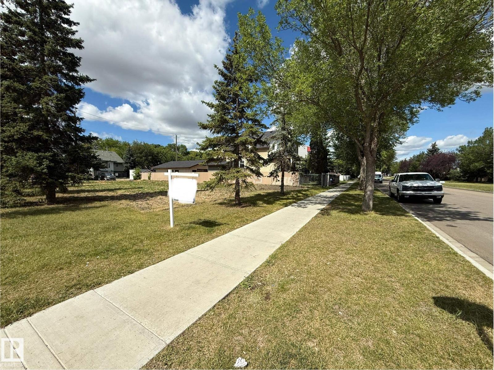 Photo 2 of 11906 76 St Nw, Edmonton AB