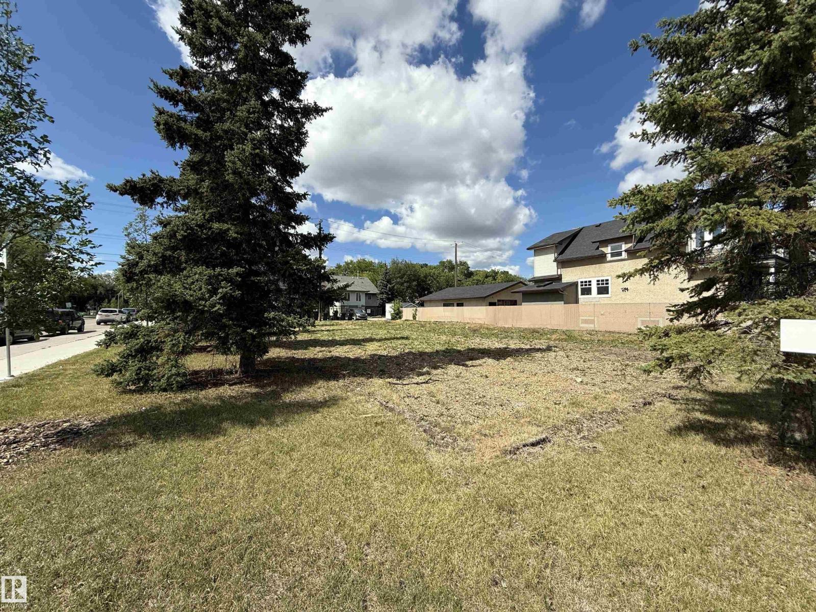 Photo 3 of 11906 76 St Nw, Edmonton AB