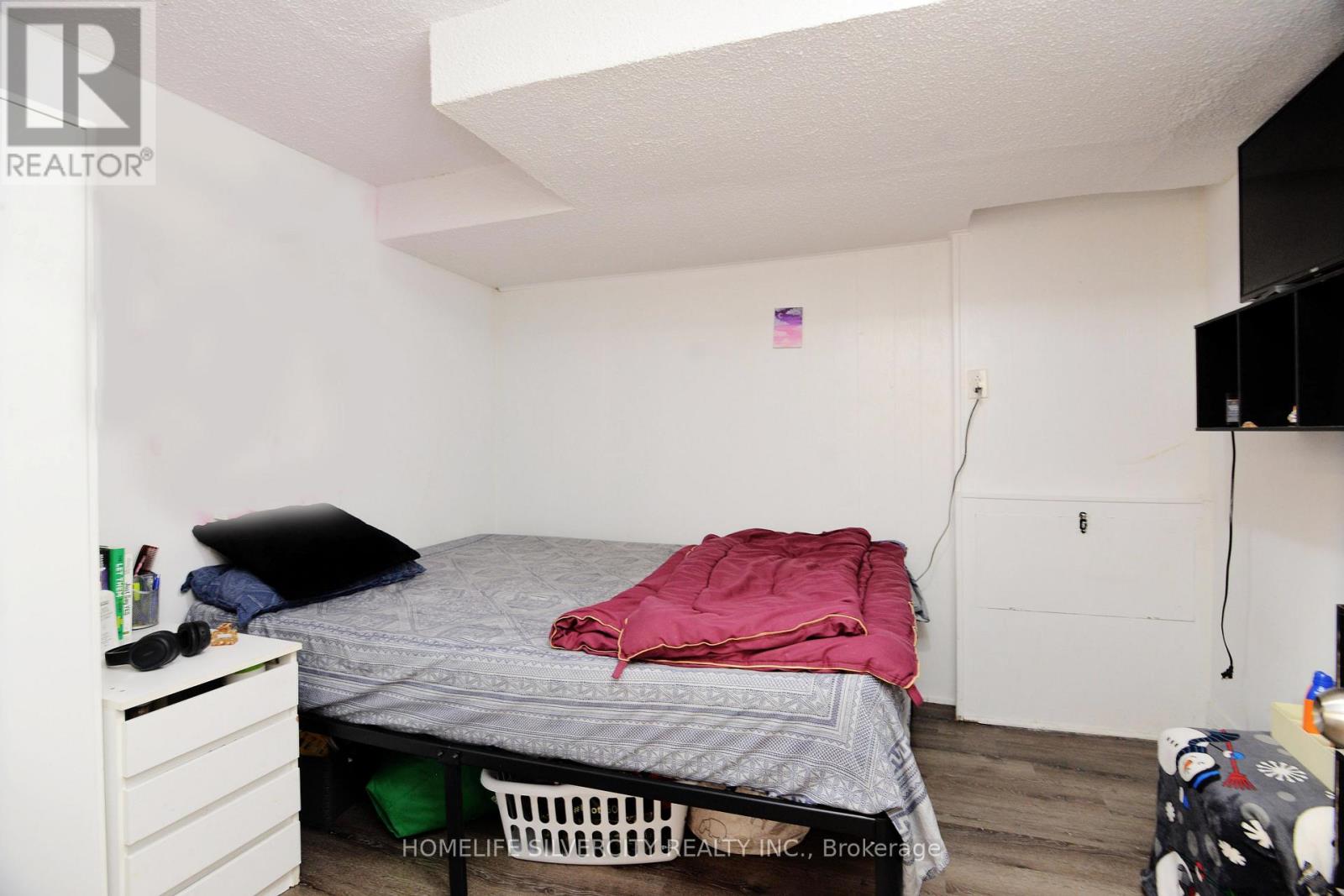 Photo 37 of 88 Ardglen Drive, Brampton ON