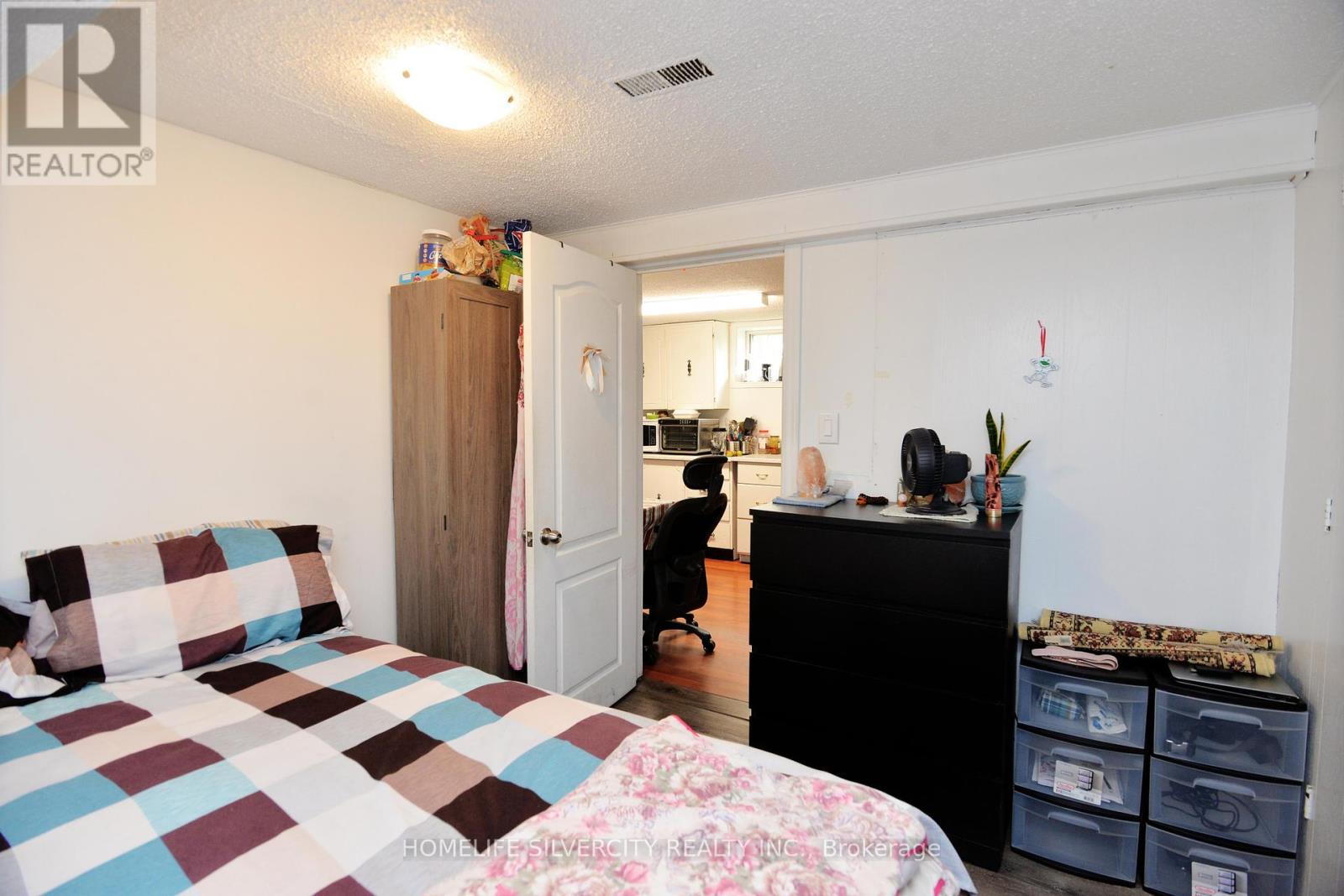 Photo 26 of 88 Ardglen Drive, Brampton ON
