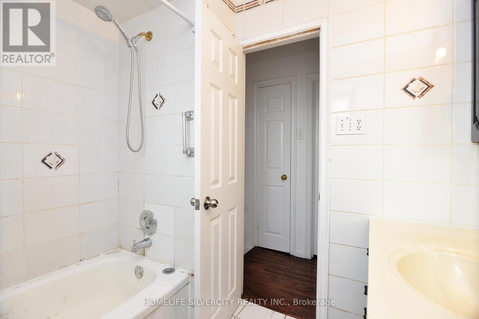 Photo 30 of 88 Ardglen Drive, Brampton ON