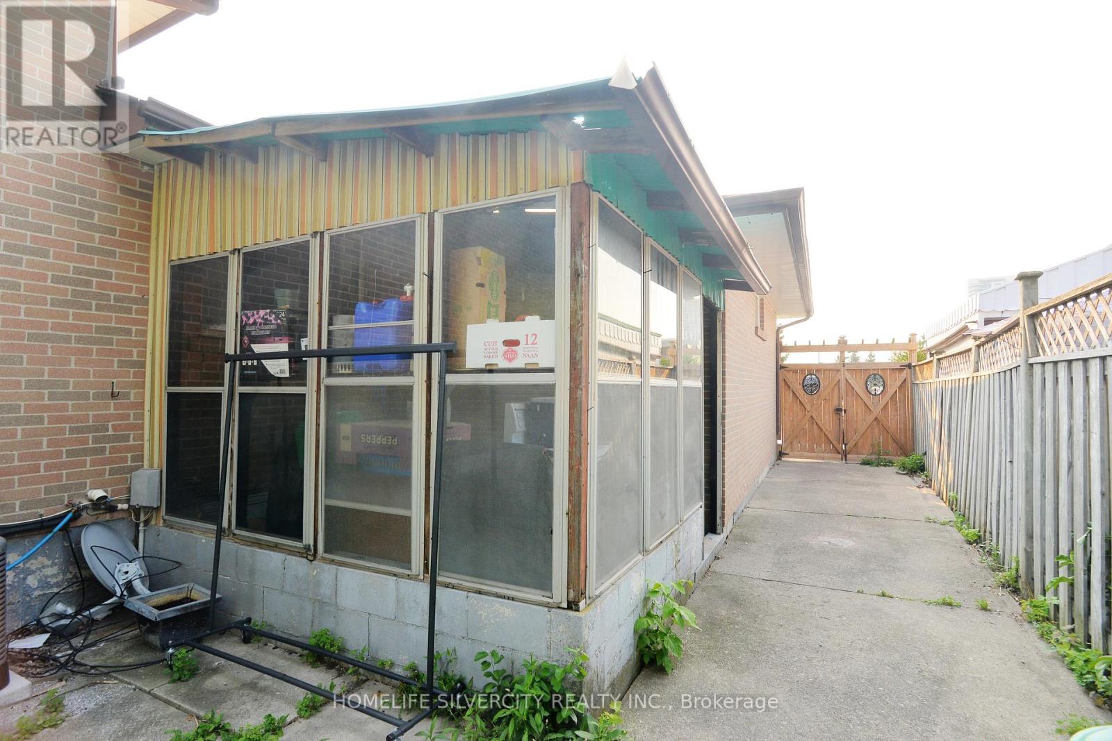 Photo 3 of 88 Ardglen Drive, Brampton ON