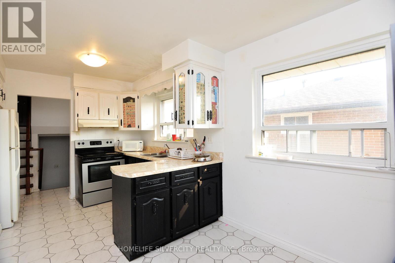 Photo 24 of 88 Ardglen Drive, Brampton ON