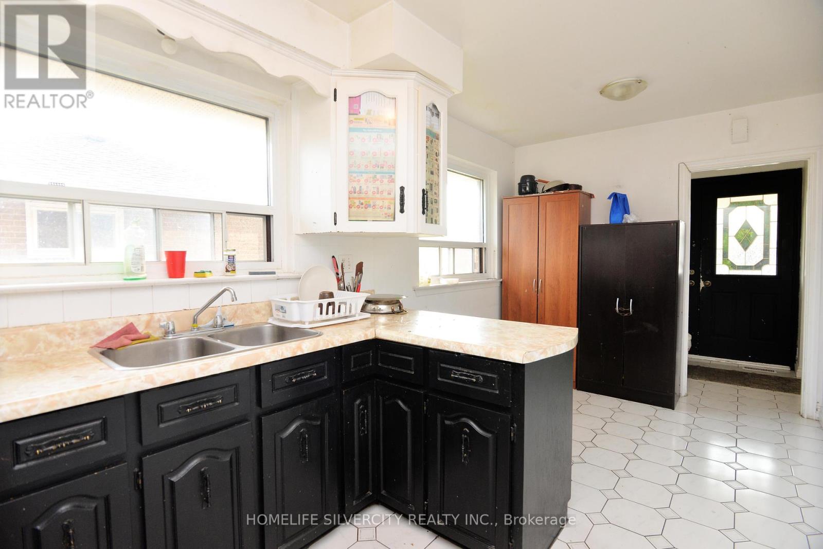 Photo 21 of 88 Ardglen Drive, Brampton ON