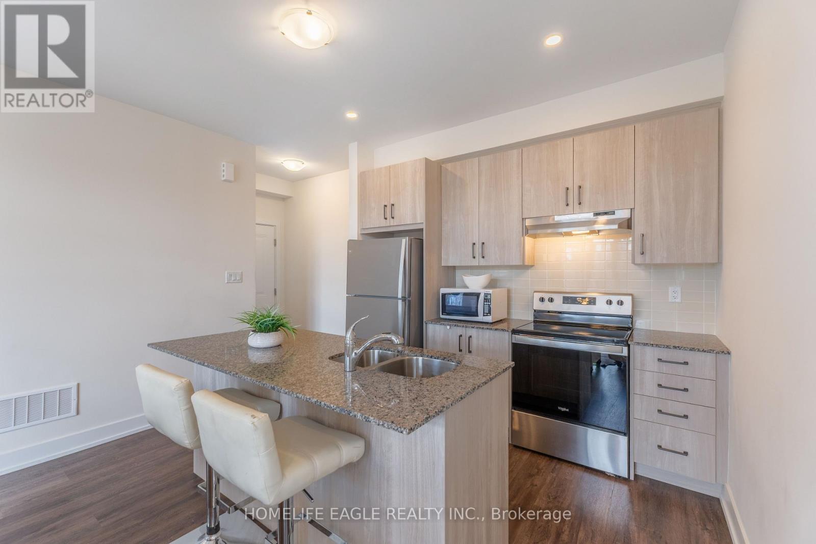 Photo 4 of 16 7 Phelps Lane, Richmond Hill ON