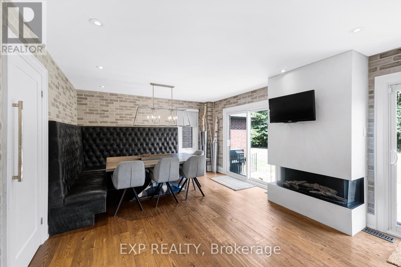 Photo 17 of 17 Chamberlain Court, King ON