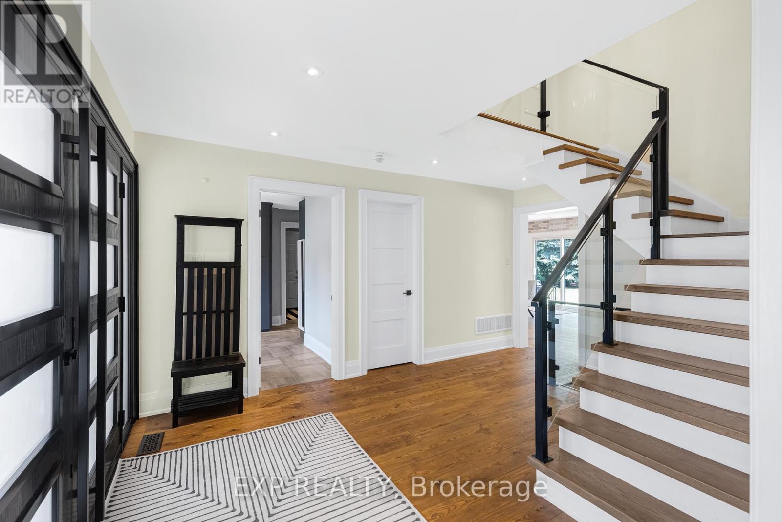 Photo 8 of 17 Chamberlain Court, King ON