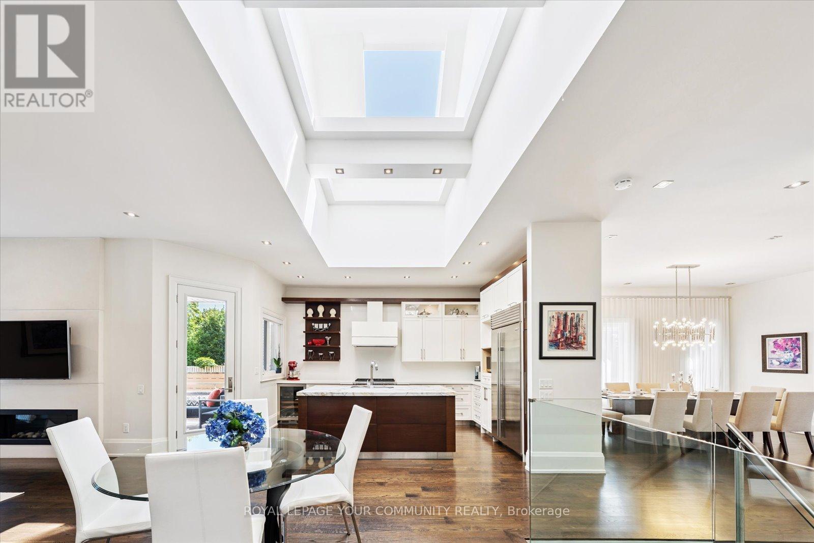 Photo 3 of 8 Winterport Court, Richmond Hill ON