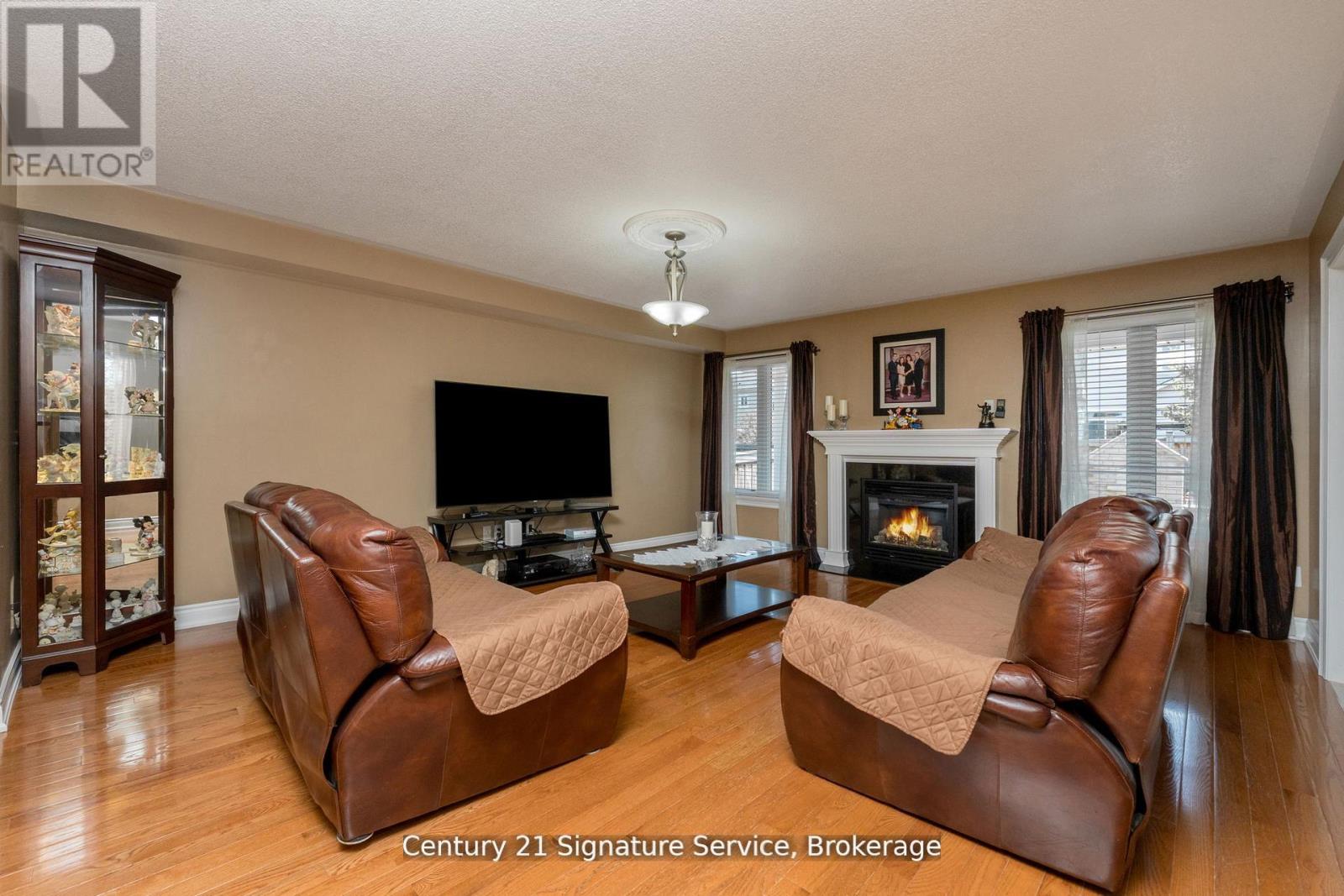 Photo 2 of 41 Faris Street, Bradford West Gwillimbury ON