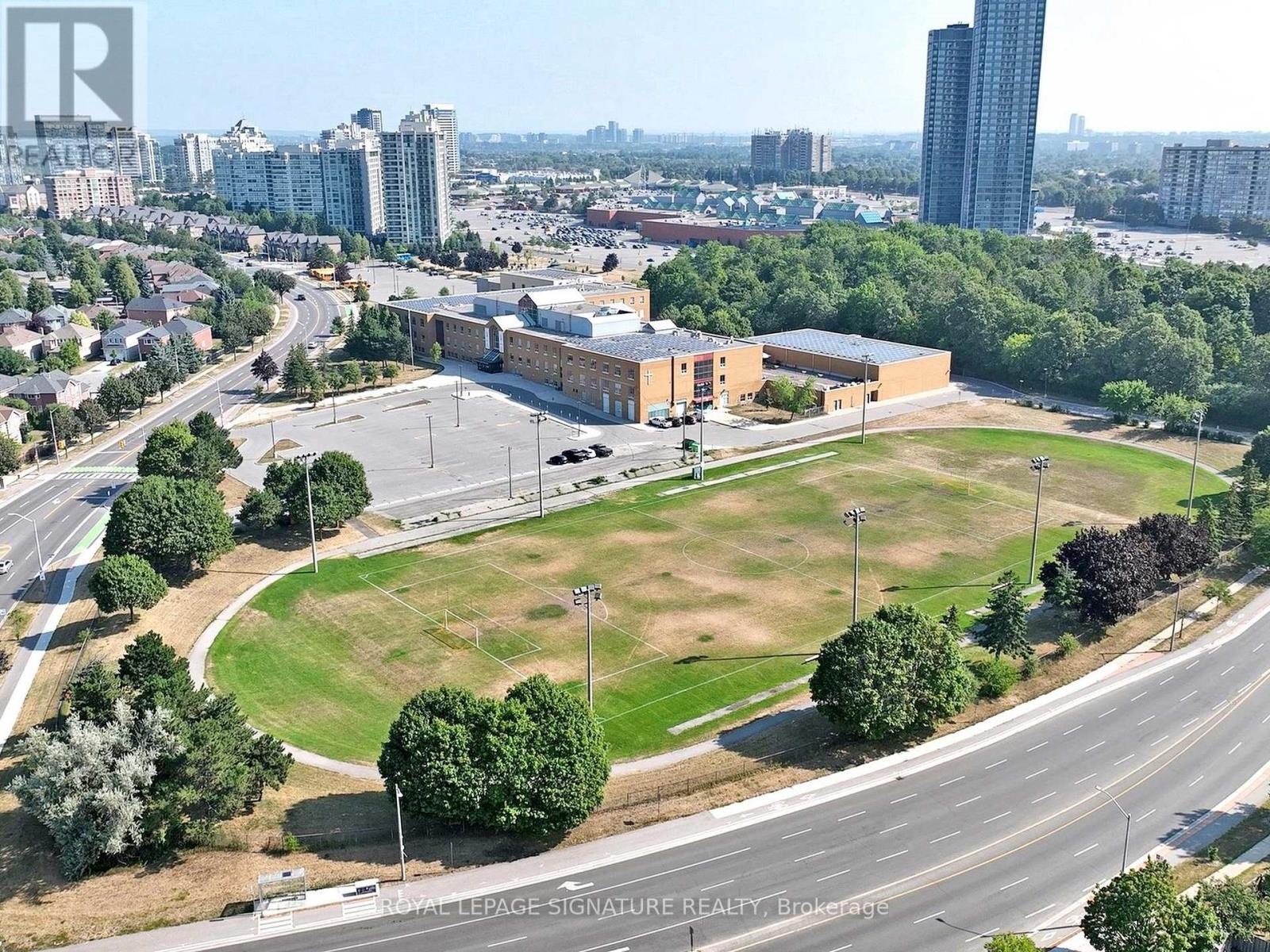 Photo 32 of 48 Millcroft Way, Vaughan ON