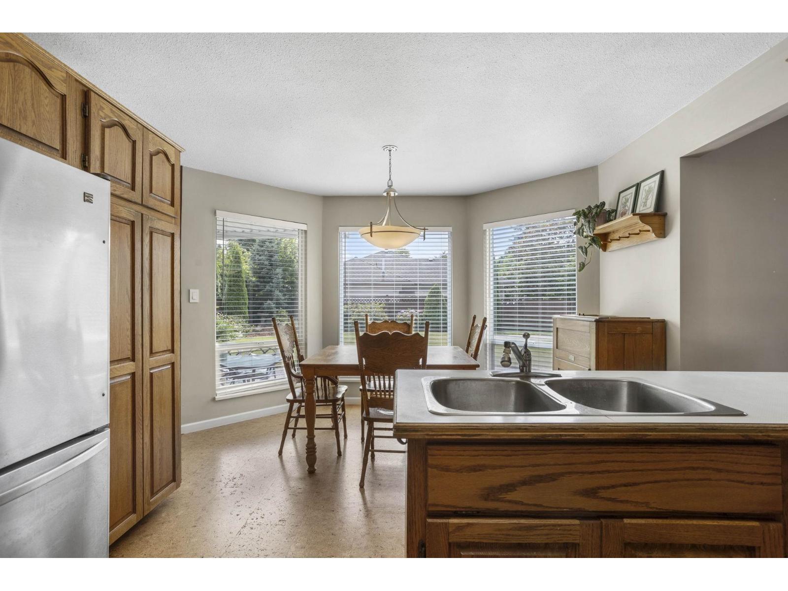Photo 10 of 16060 93 Avenue, Surrey BC