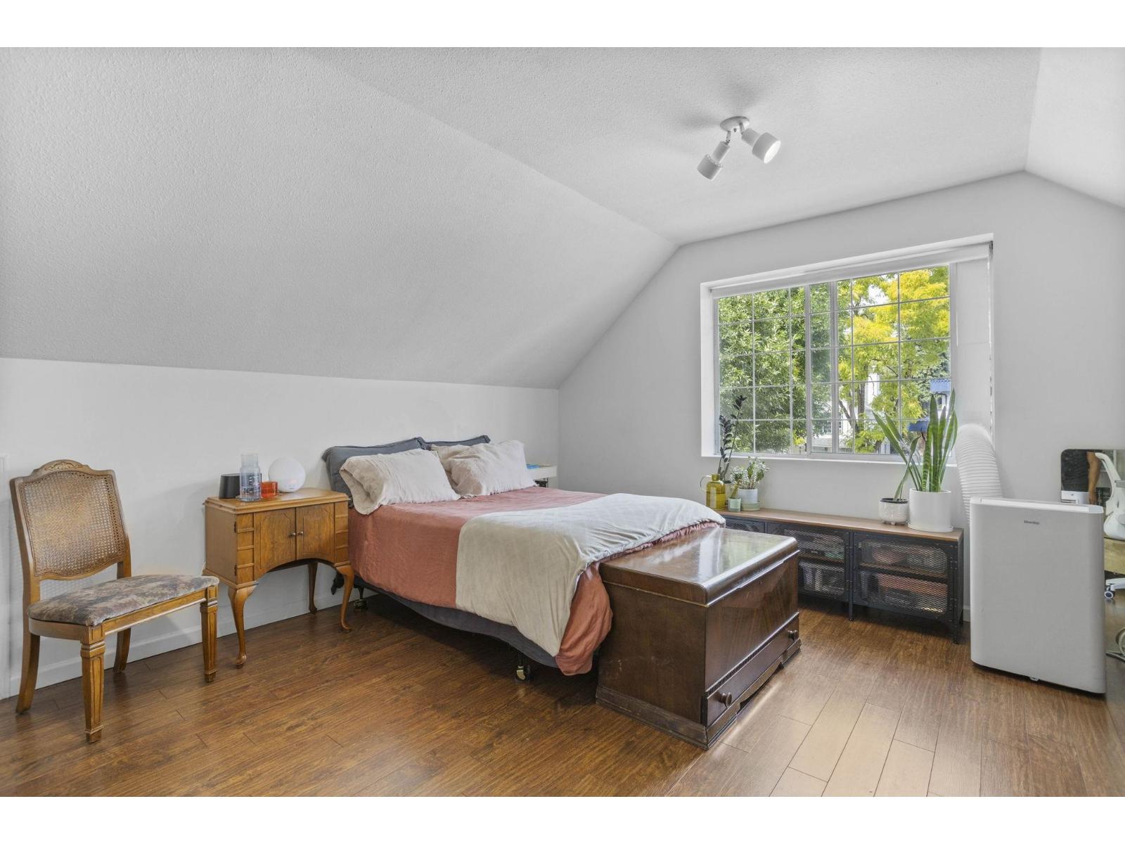 Photo 8 of 16060 93 Avenue, Surrey BC
