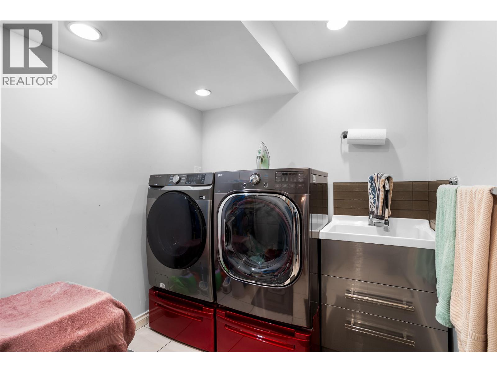852 WRIGHT AVENUE, Port Coquitlam