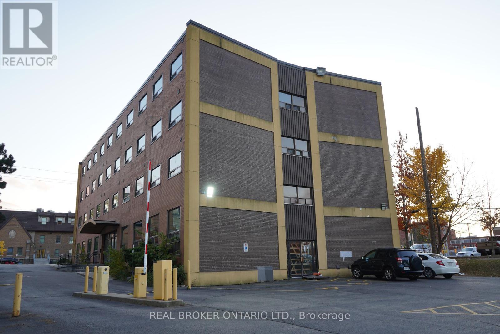 Photo 8 of 824 King Street W, Kitchener ON