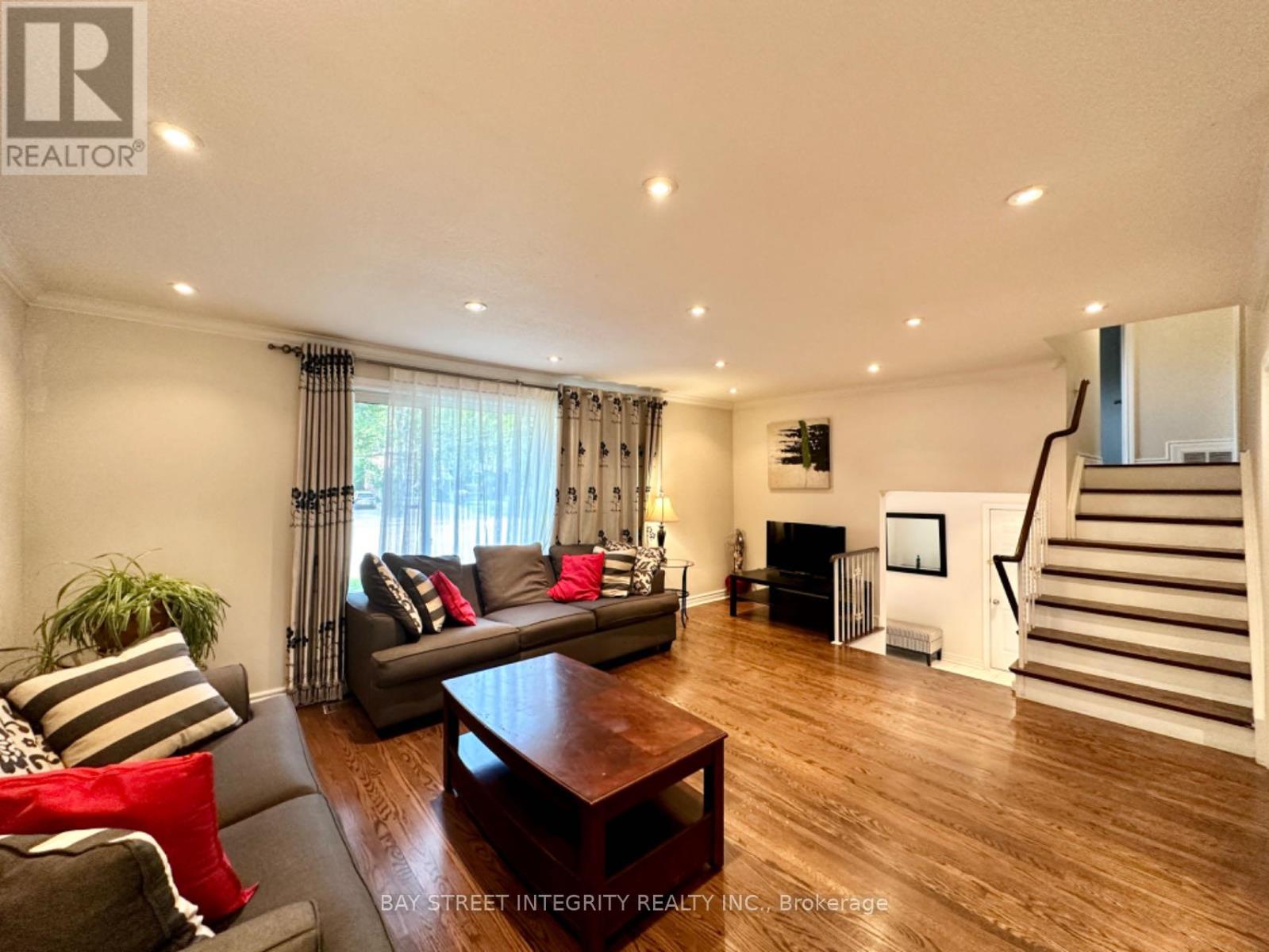 Photo 9 of 35 Lailey Crescent, Toronto ON