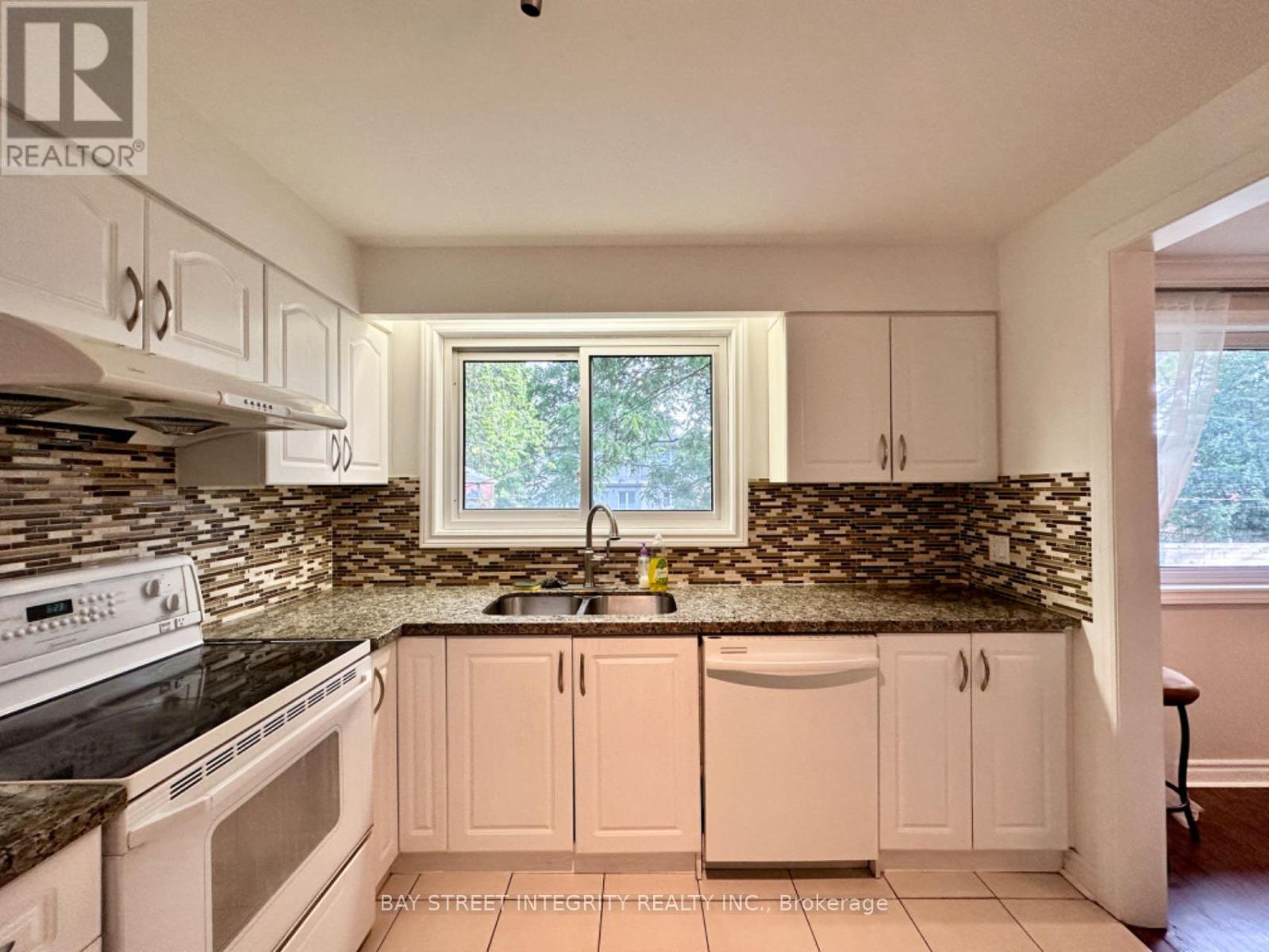 Photo 17 of 35 Lailey Crescent, Toronto ON