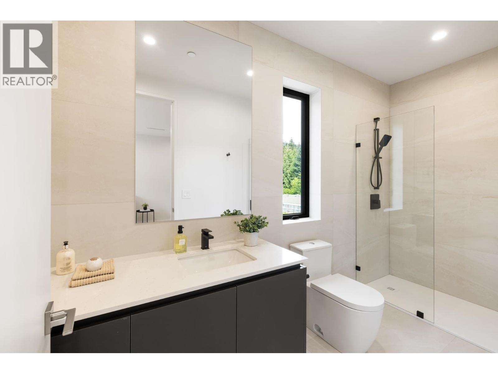 Photo 4 of 620 Kenwood Road, West Vancouver BC