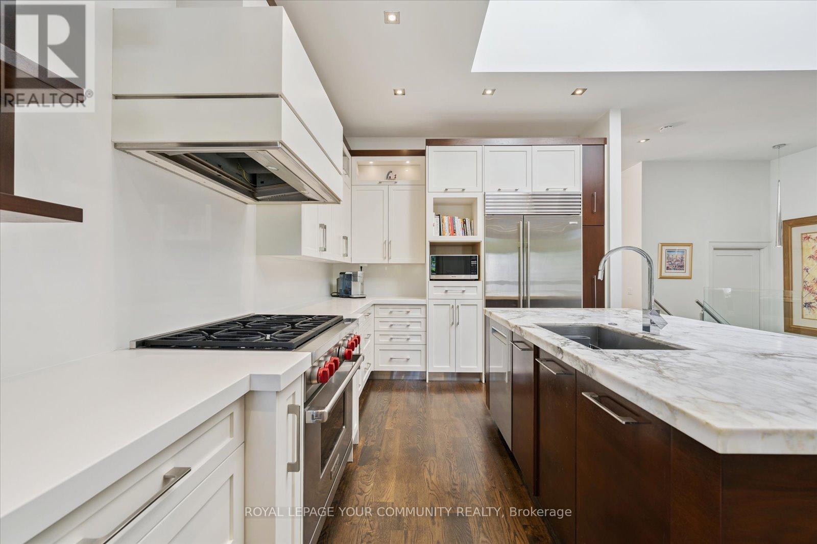 Photo 10 of 8 Winterport Court, Richmond Hill ON
