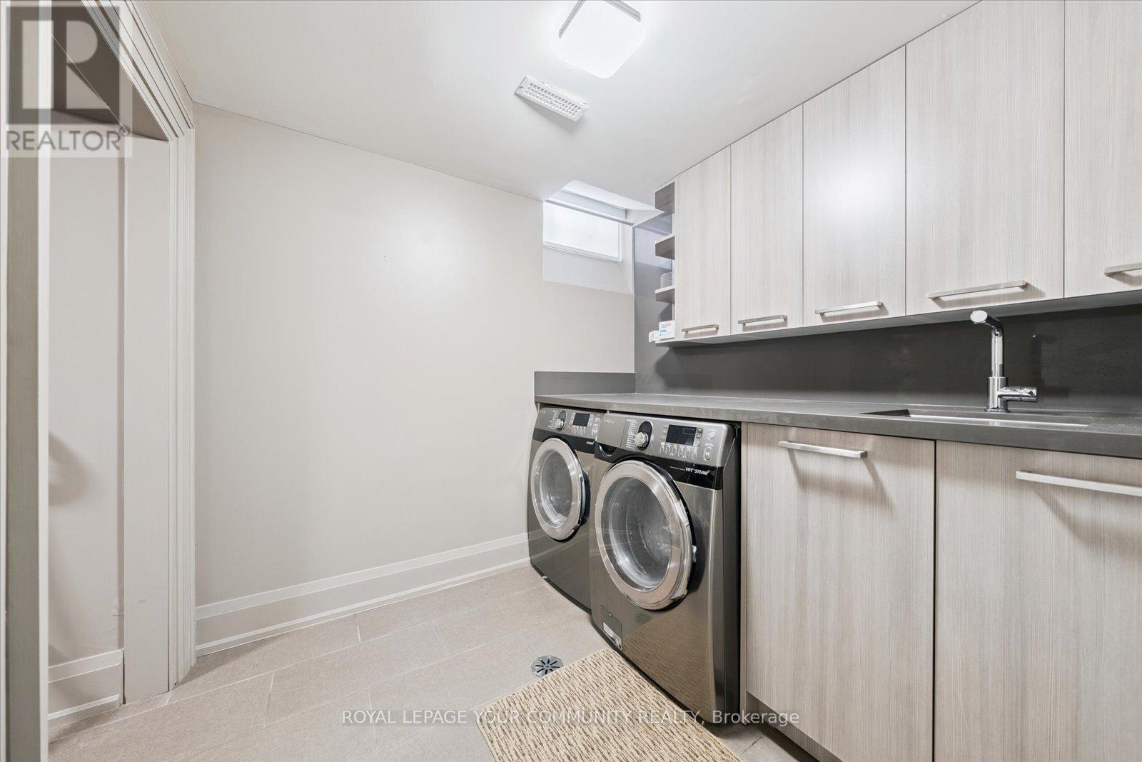 Photo 30 of 8 Winterport Court, Richmond Hill ON