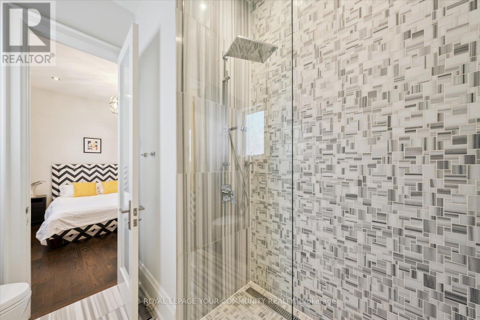 Photo 18 of 8 Winterport Court, Richmond Hill ON