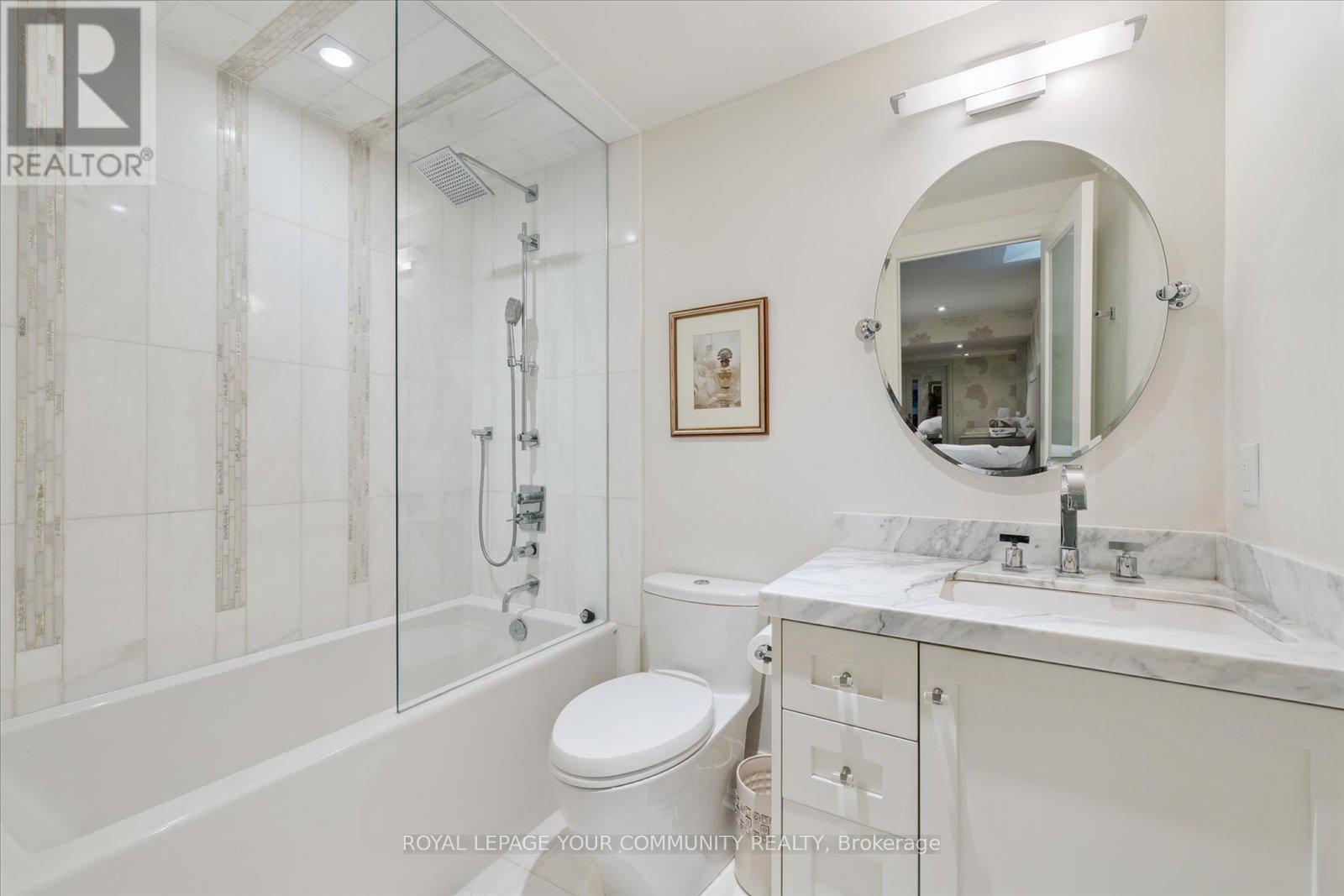 Photo 26 of 8 Winterport Court, Richmond Hill ON