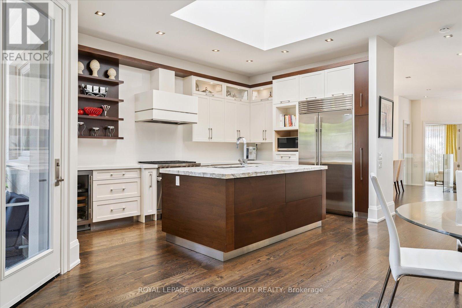 Photo 9 of 8 Winterport Court, Richmond Hill ON