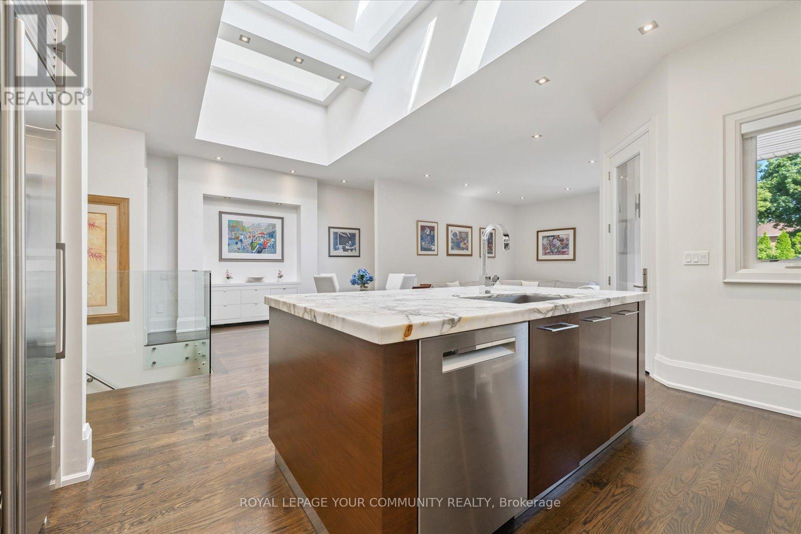 Photo 11 of 8 Winterport Court, Richmond Hill ON