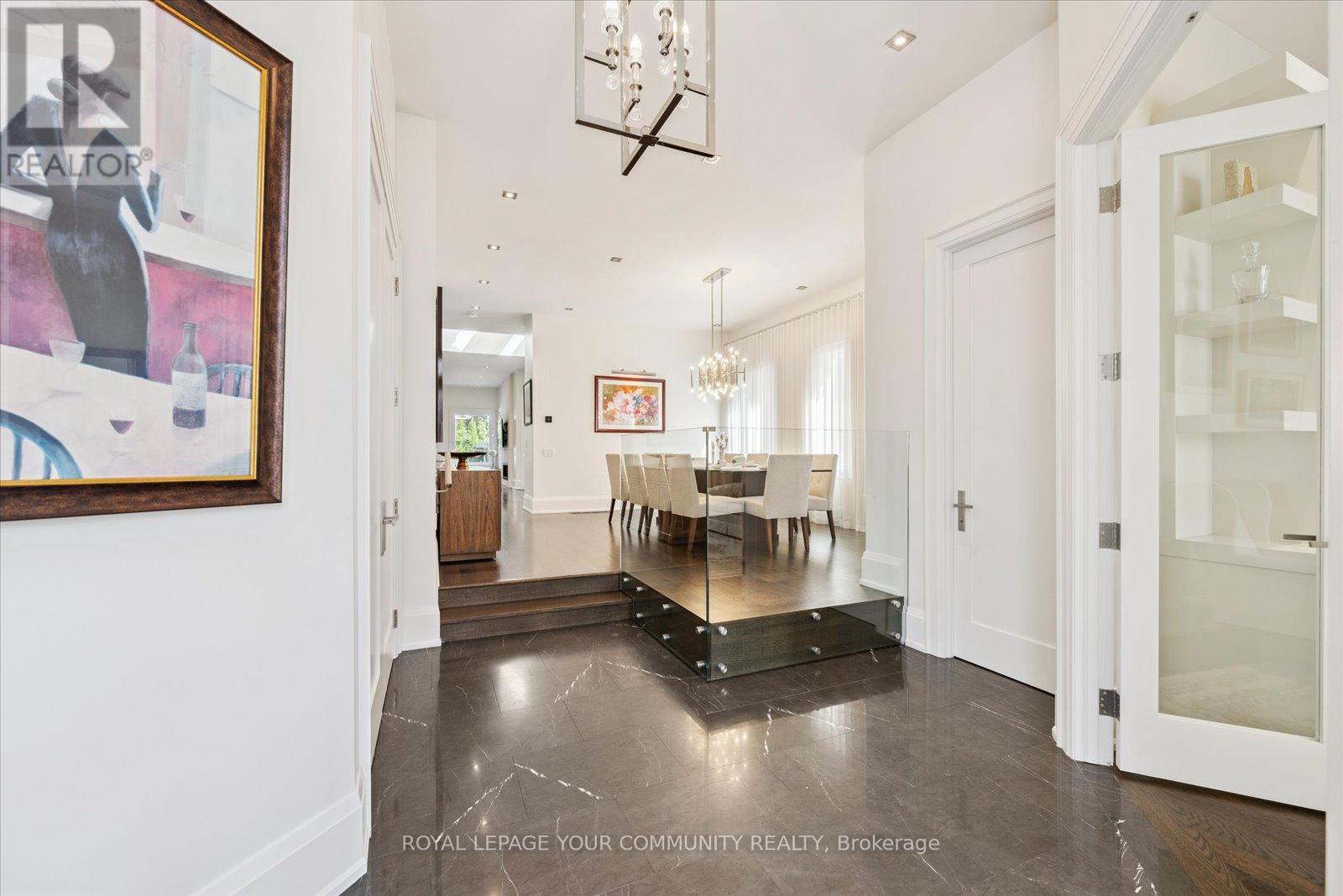 Photo 5 of 8 Winterport Court, Richmond Hill ON