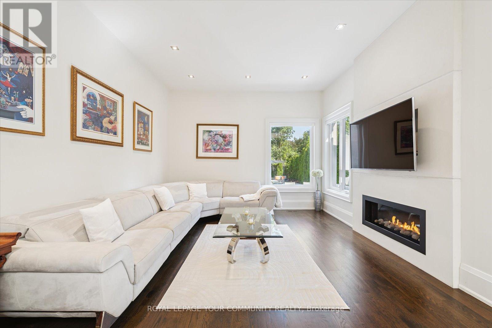 Photo 12 of 8 Winterport Court, Richmond Hill ON