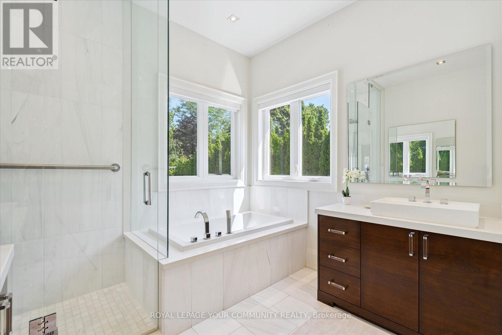 Photo 16 of 8 Winterport Court, Richmond Hill ON