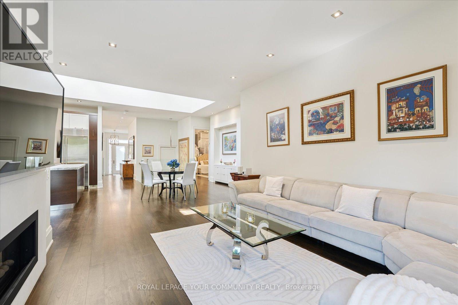 Photo 13 of 8 Winterport Court, Richmond Hill ON