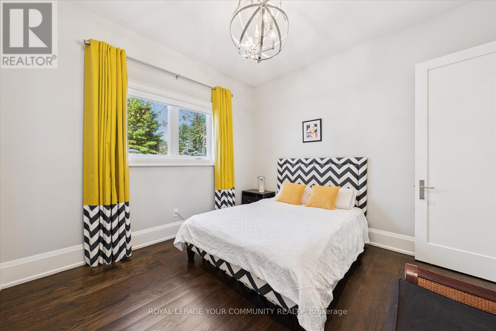 Photo 17 of 8 Winterport Court, Richmond Hill ON